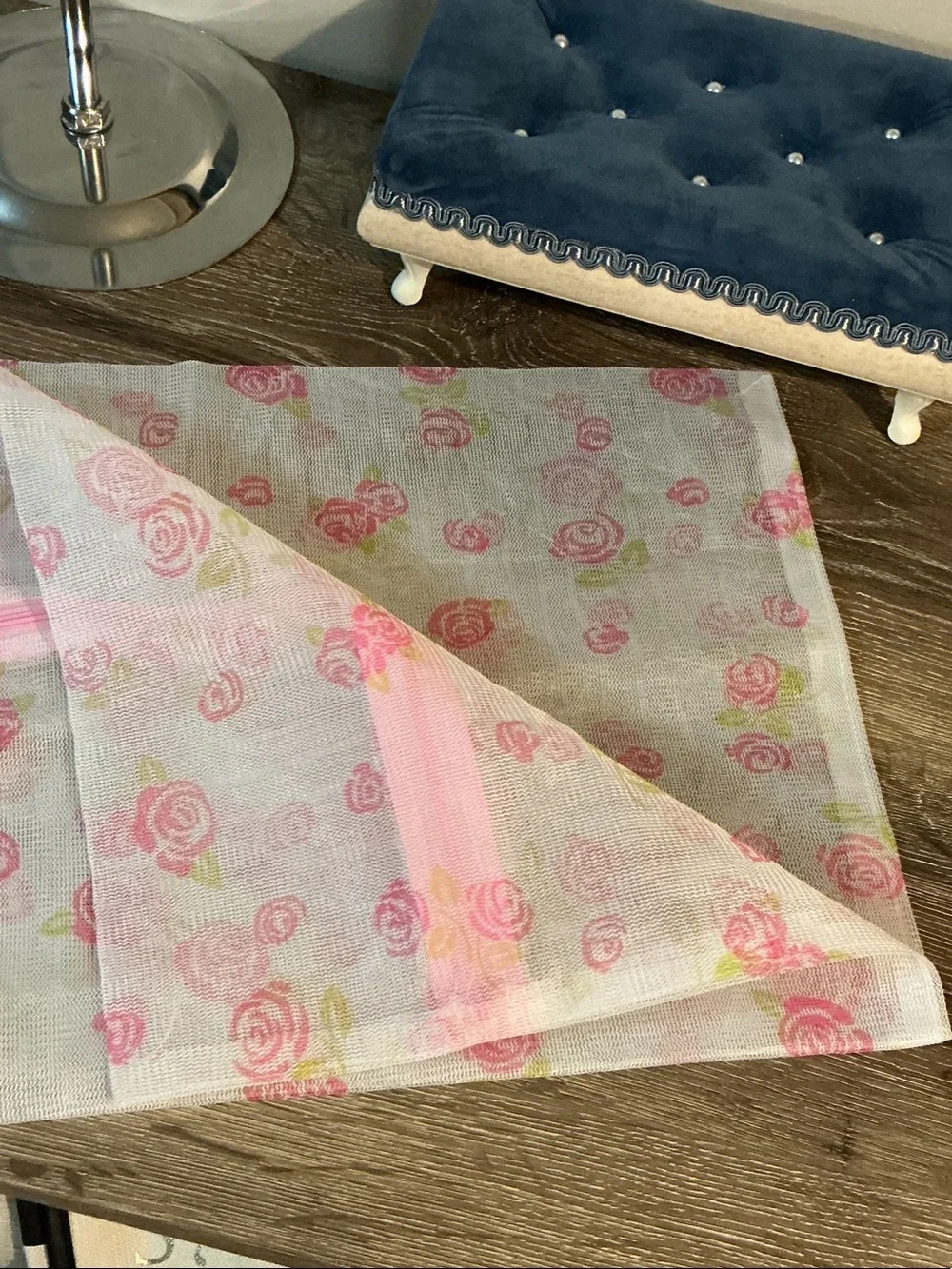 Pink Rose Mesh Laundry Wash Bag with Pink Zipper 19” x 23” Excellent Condition